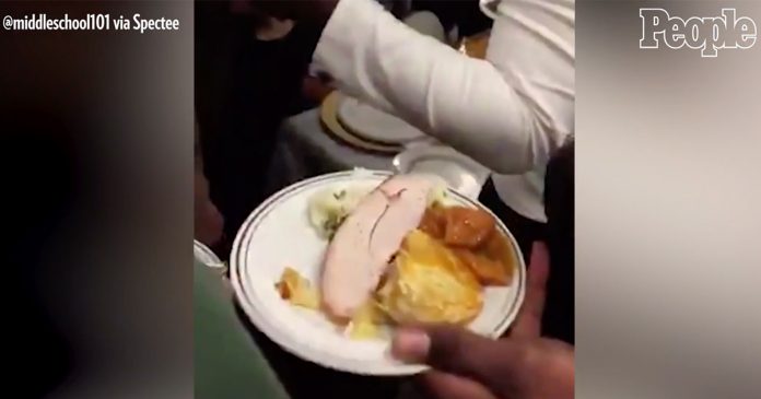 New York City Subway Riders Had a Full-On Thanksgiving Dinner on a Moving Train