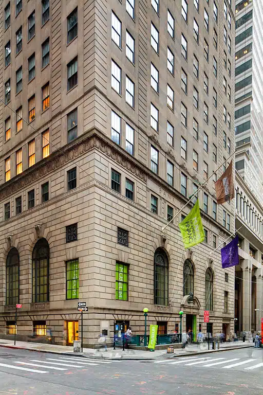 Wall Street, the symbol of wealth and power 7 Wall Street, the symbol of wealth and power 6