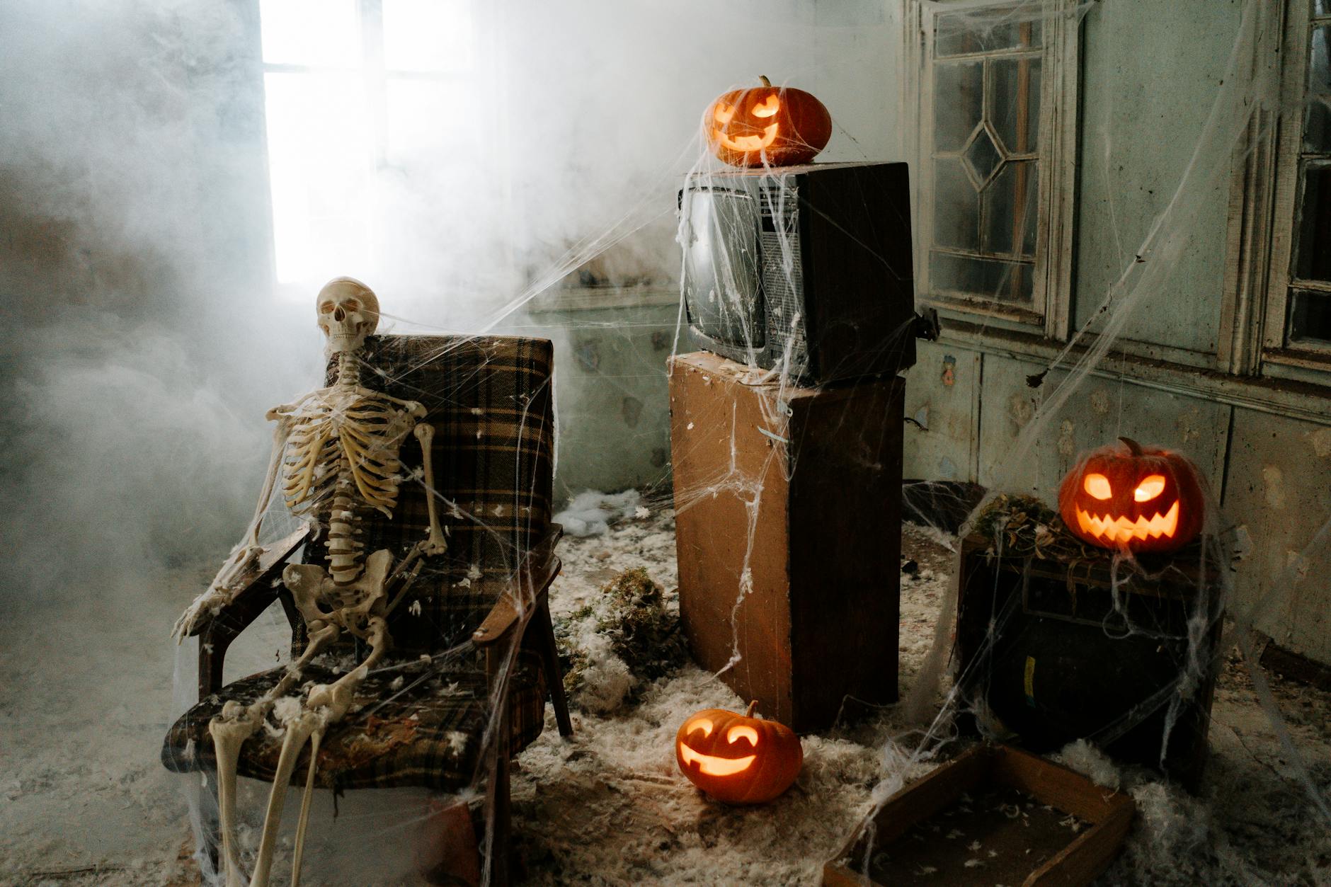 Embrace the Spooky Spirit: Your Guide to 2024 Halloween in New York City (VIDEO) 2 halloween decorated room